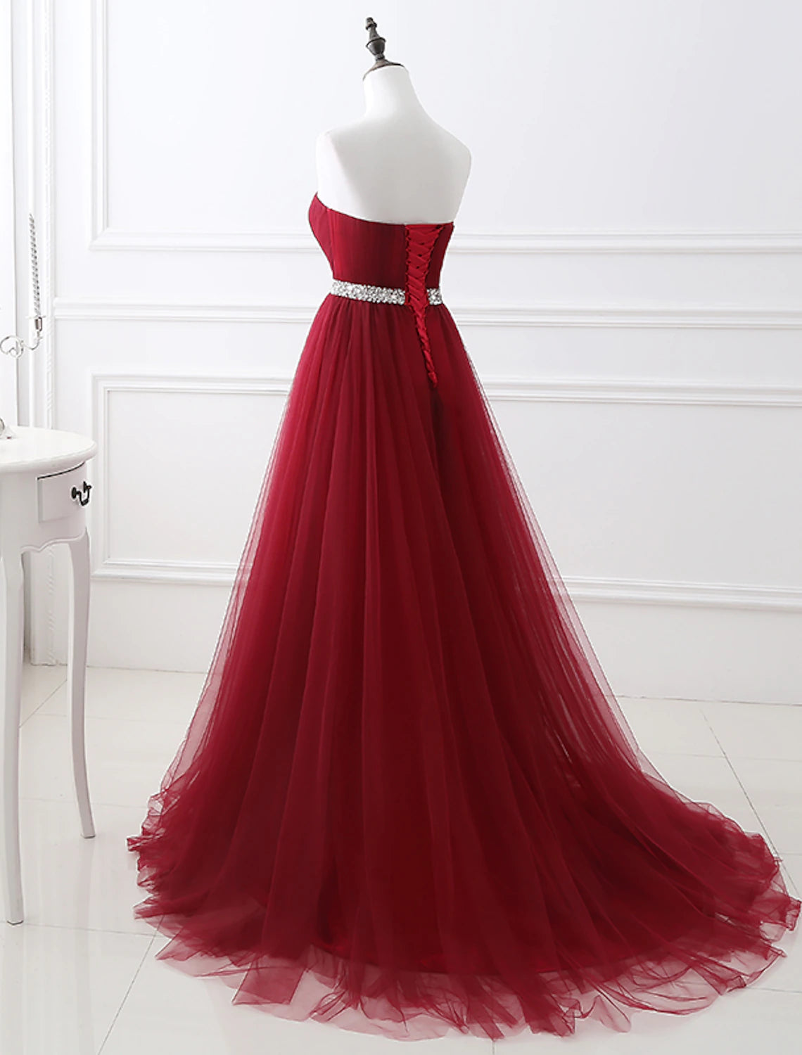 A-Linie Elegantes Quinceanera-Abschlussballkleid zum Valentinstag, trägerlos, ärmellos, Kapellenschleppe, Satin mit Kristallen