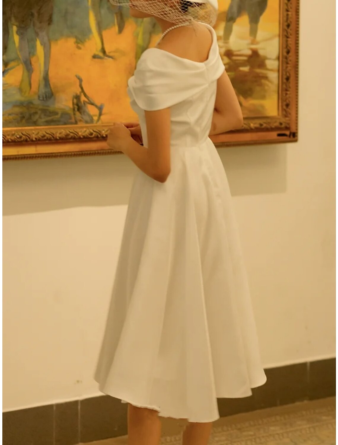 Kleine weiße Kleider Brautkleider A-Linie Quadratischer Ausschnitt Kurzarm Knielang Satin Brautkleider mit Falten gerüscht