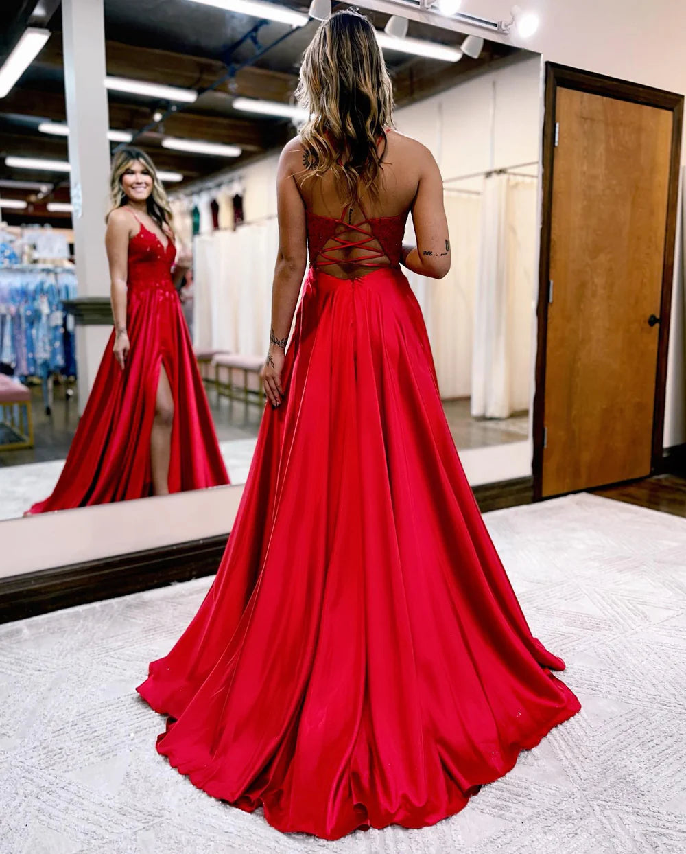 A-Linien-Ballkleid mit Spaghettiträgern und Korsettrücken und Schlitz