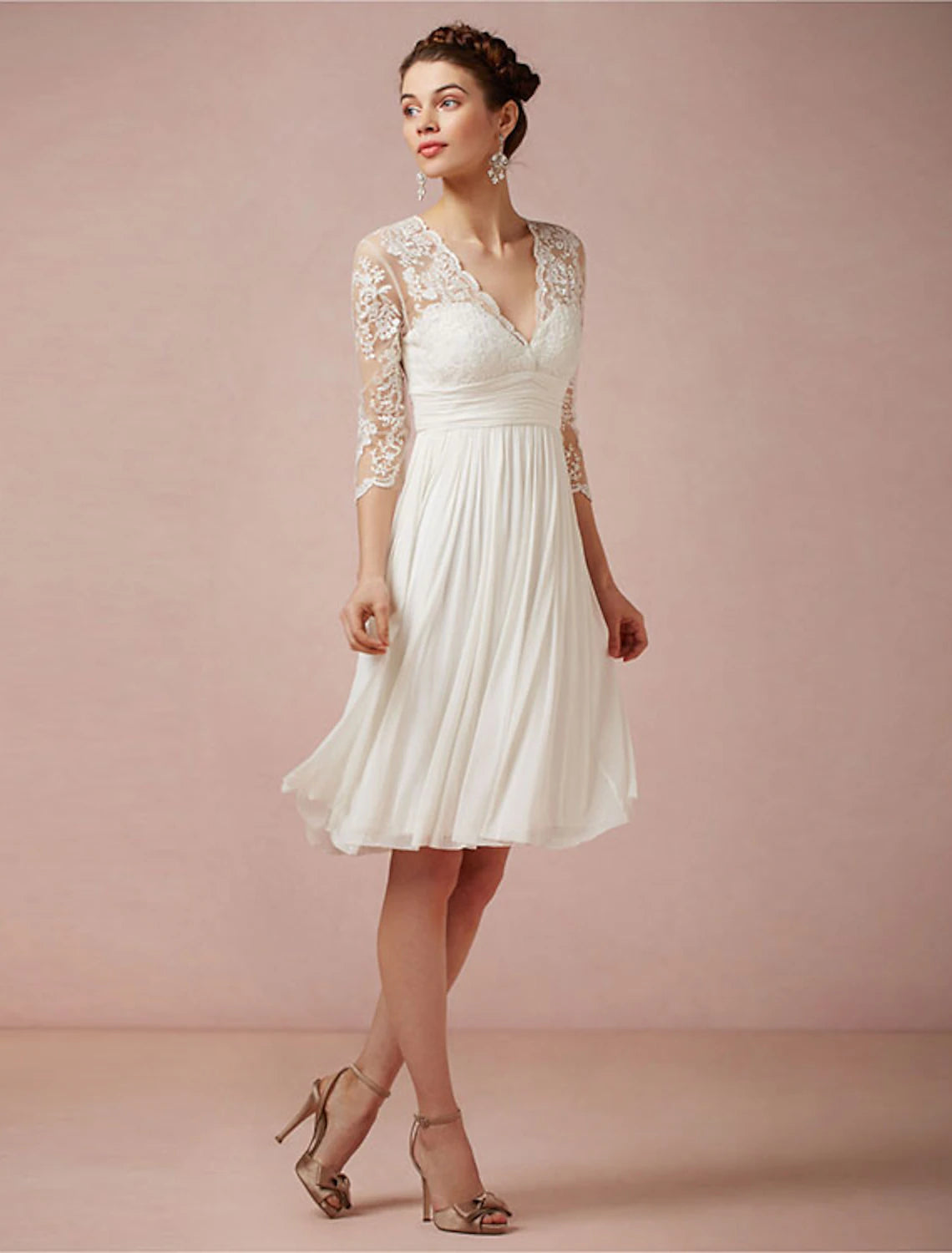 Vestidos de novia blancos cortos con espalda abierta y corte A, escote en V, mangas 3/4 y longitud hasta la rodilla de gasa con fruncido.