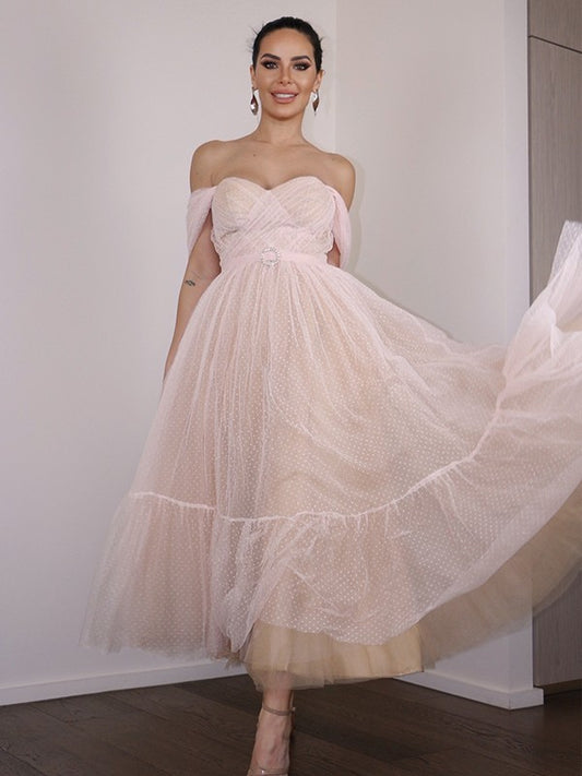 Vestidos de fiesta de corte A/princesa con encaje fruncido, hombros descubiertos, sin mangas y largo hasta la rodilla