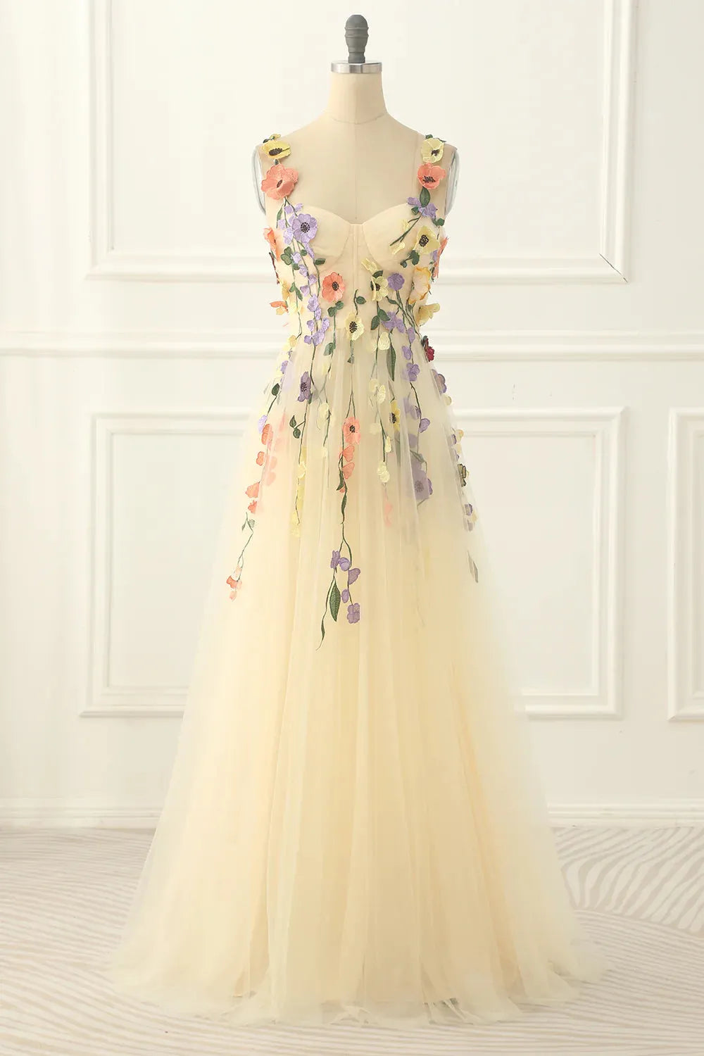 Vestido de fiesta largo de tul con tirantes finos y bordado en forma de A