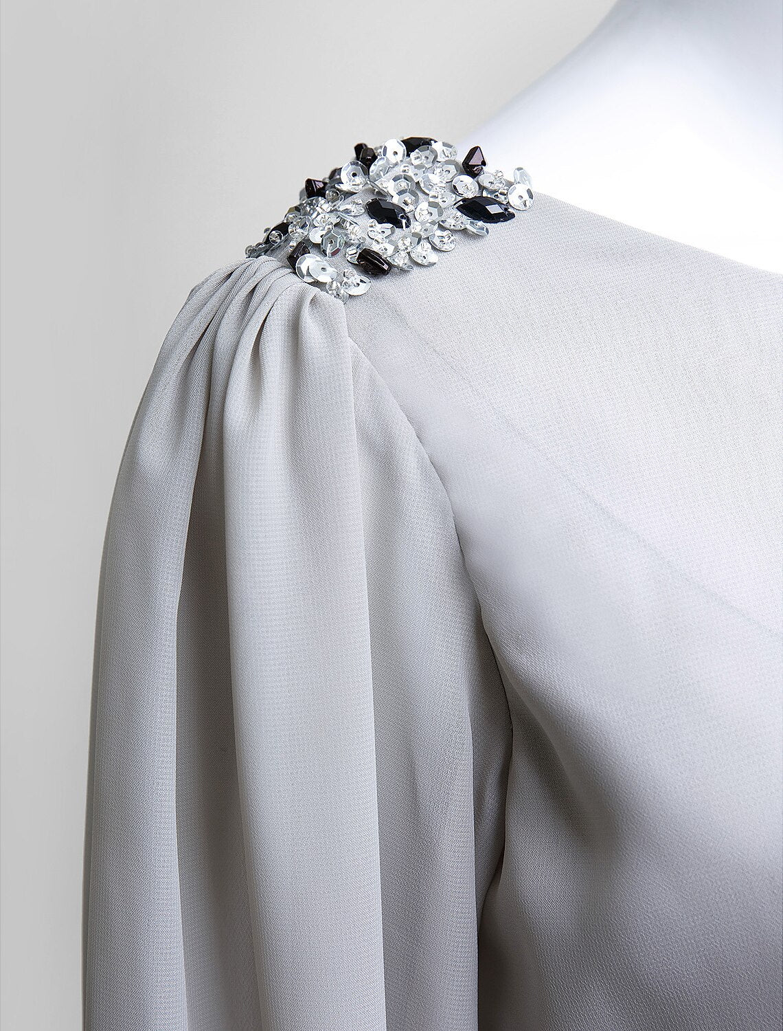 Sheath / Column Mother of the Bride Dress Scoop Neck Knee Length Chiffon Long Sleeve No with Beading