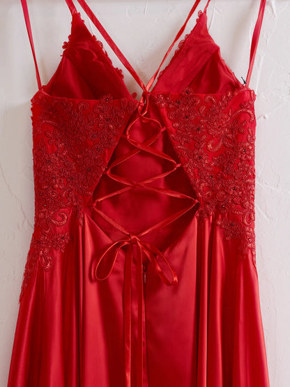 A-Linien-Ballkleid mit Spaghettiträgern und Korsettrücken und Schlitz