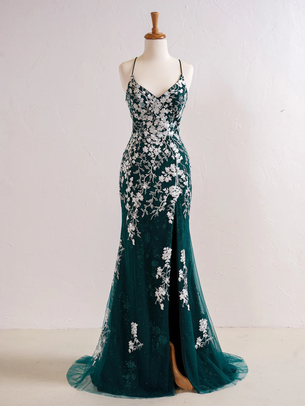 Vestido de fiesta largo de sirena con escote en V y apliques de cuentas