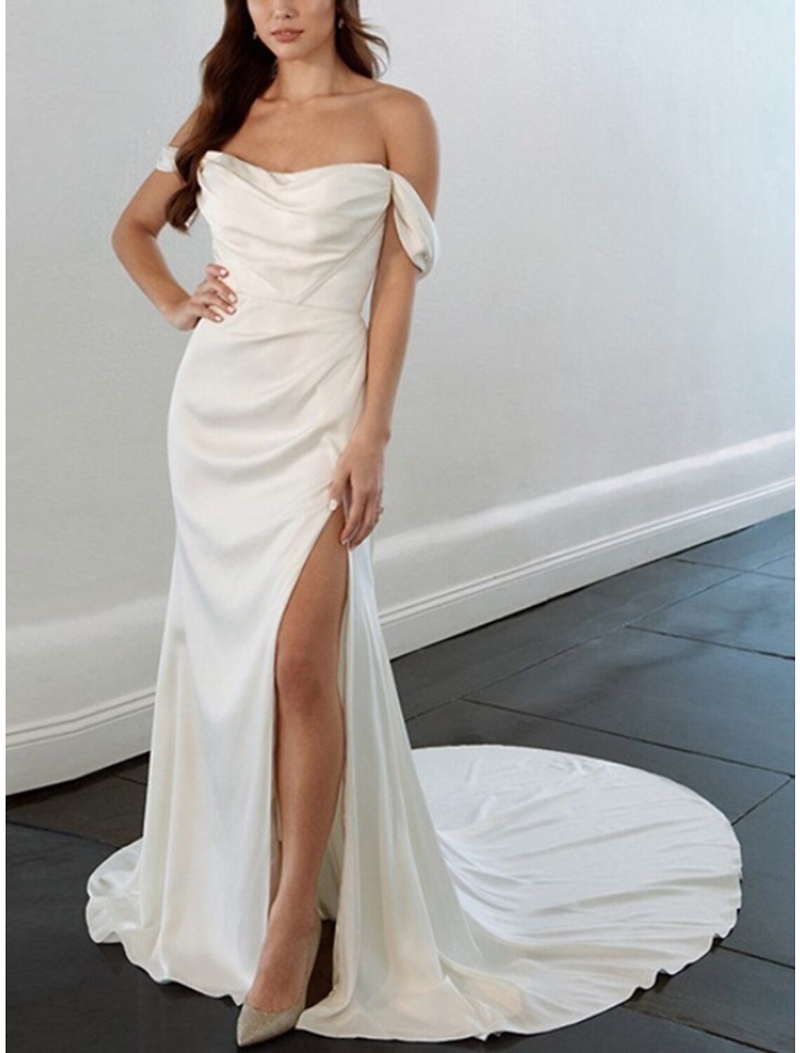 Vestidos de novia casuales de recepción, corte tubo/columna, hombros descubiertos, manga corta, cola de corte, charmeuse, con pliegues y abertura frontal
