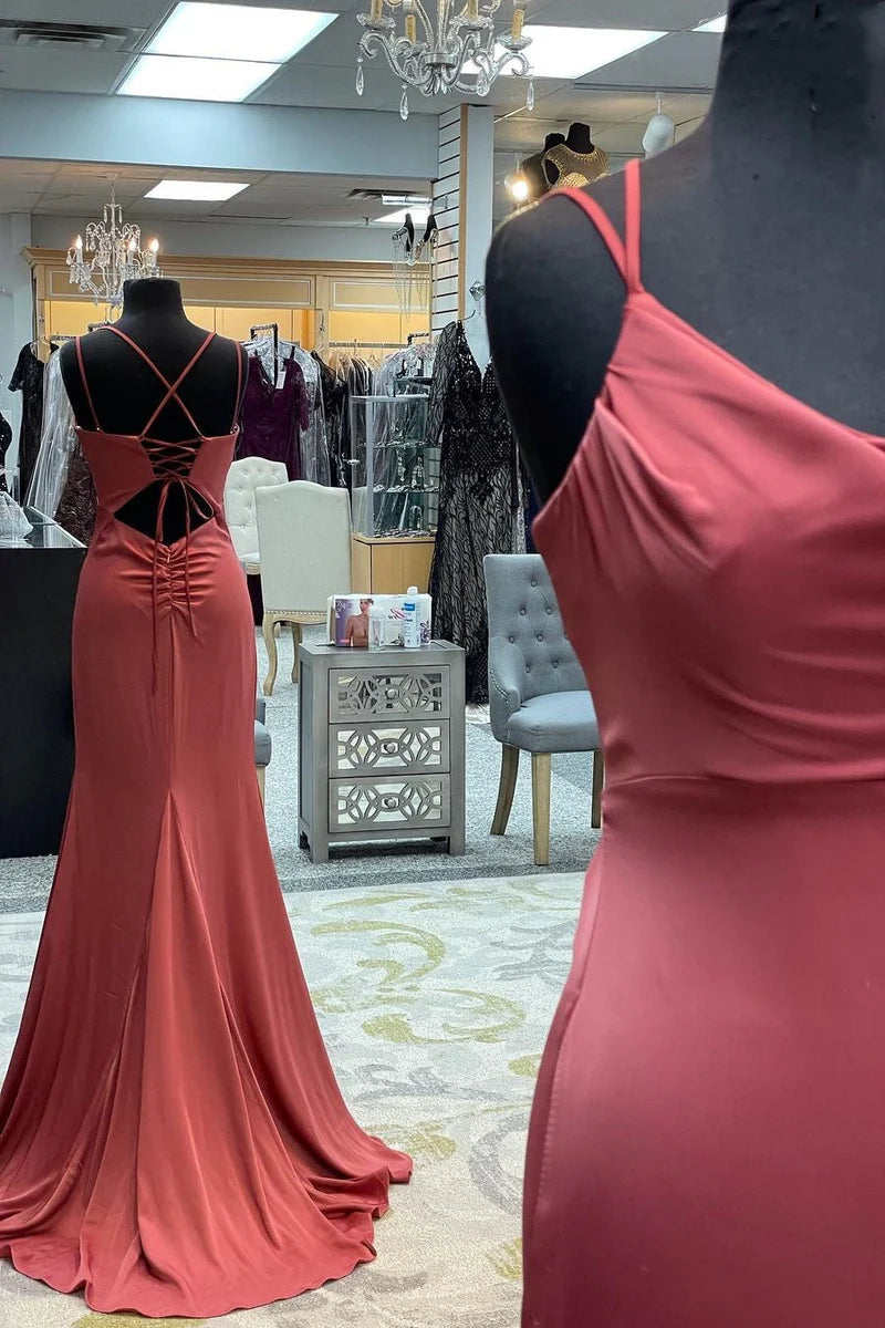 Vestido de fiesta largo con tirantes y cuello vuelto de sirena