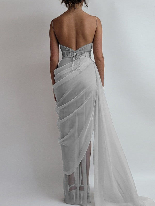 Vestidos de organza con tirantes finos fruncidos, sin mangas y con cola larga