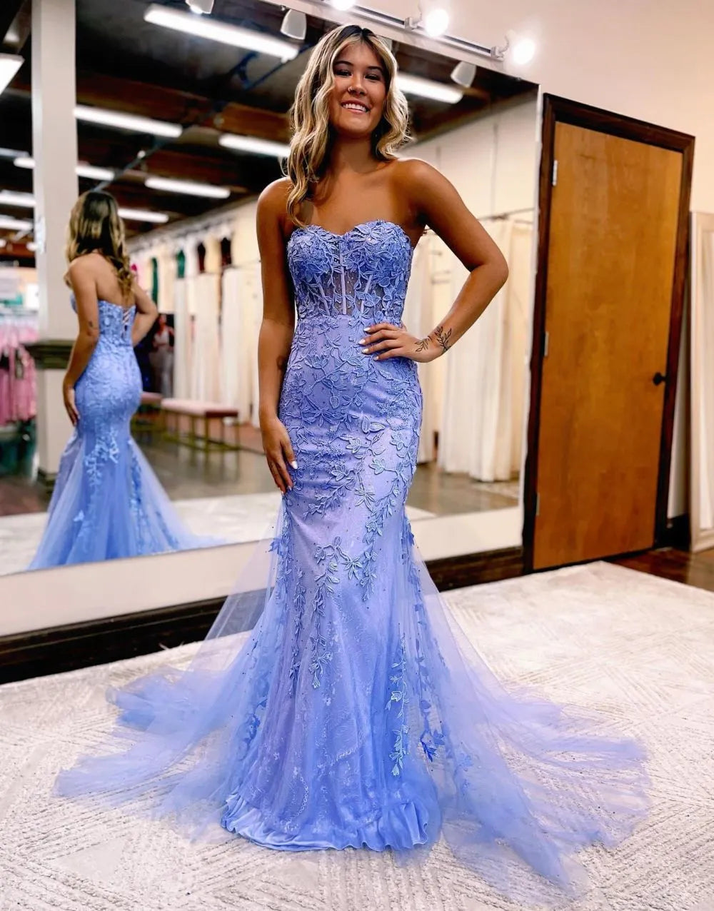 Vestido de fiesta de sirena sin tirantes con corsé en la espalda y apliques