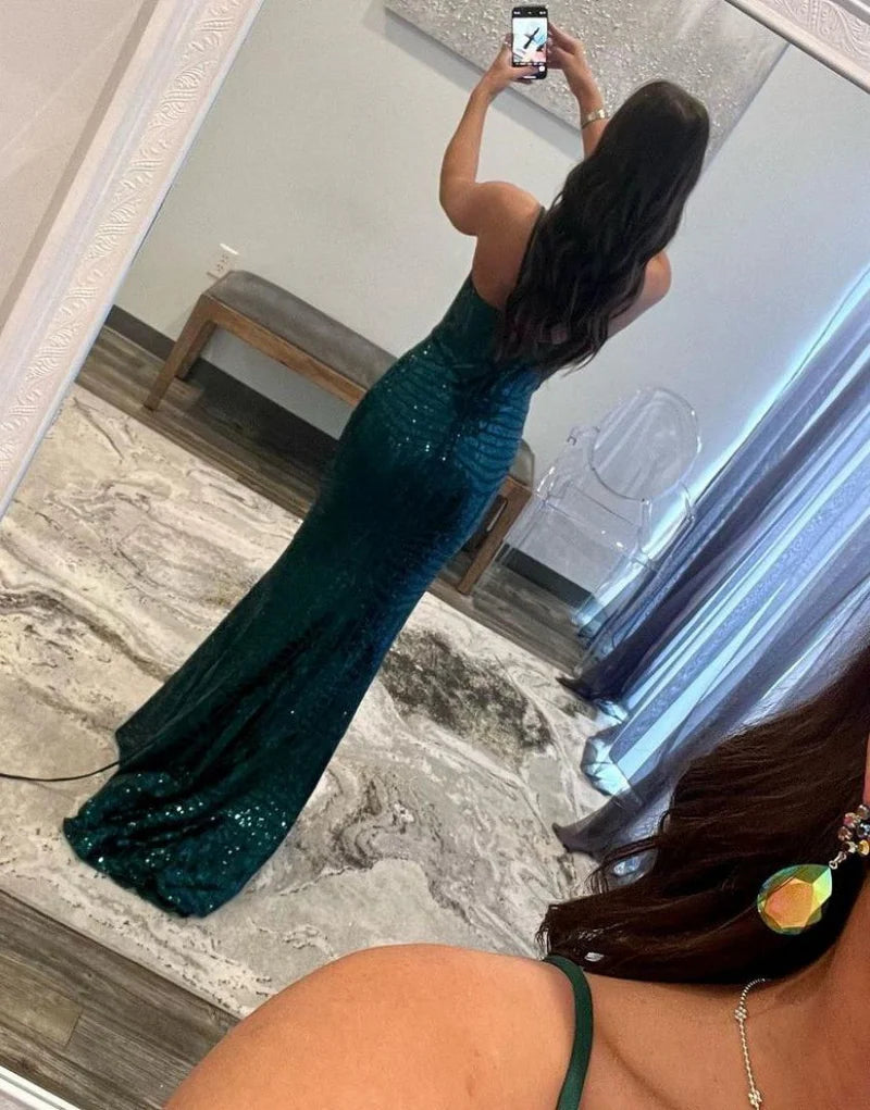 Vestido de fiesta de sirena con tirantes finos y lentejuelas