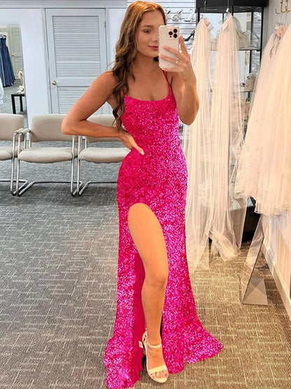 Vestidos de corte tubo/columna con tirantes finos, sin mangas y con cola larga