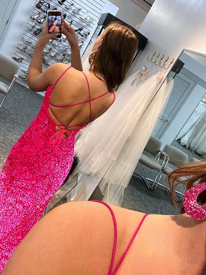 Vestidos de corte tubo/columna con tirantes finos, sin mangas y con cola larga
