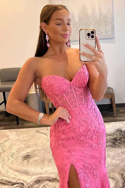 Vestido de fiesta de sirena con corsé sin tirantes y encaje con abertura