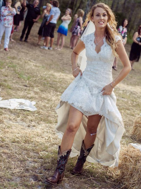 Vestidos de novia de encaje con escote en V, mangas cortas, apliques y cola de corte