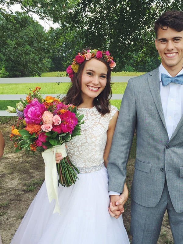 Vestidos de novia de encaje con apliques y cola de corte redondo sin mangas