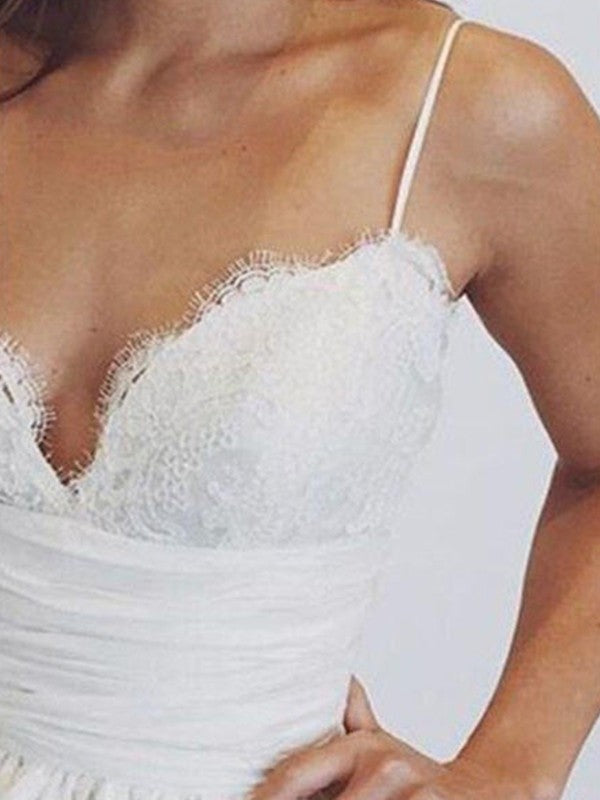 Vestidos de novia de satén fruncido con cola larga y tirantes finos sin mangas y corte de baile