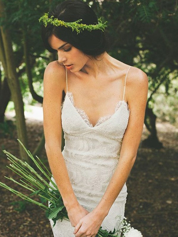 Vestidos de novia de corte sirena/trompeta con volantes, encaje, tirantes finos, sin mangas y cola larga