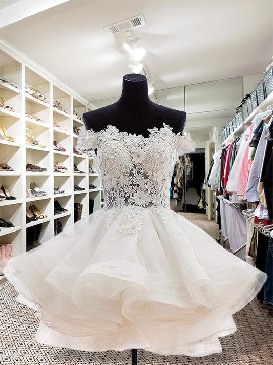 Vestido de fiesta blanco de organza con hombros descubiertos y corte corto con apliques