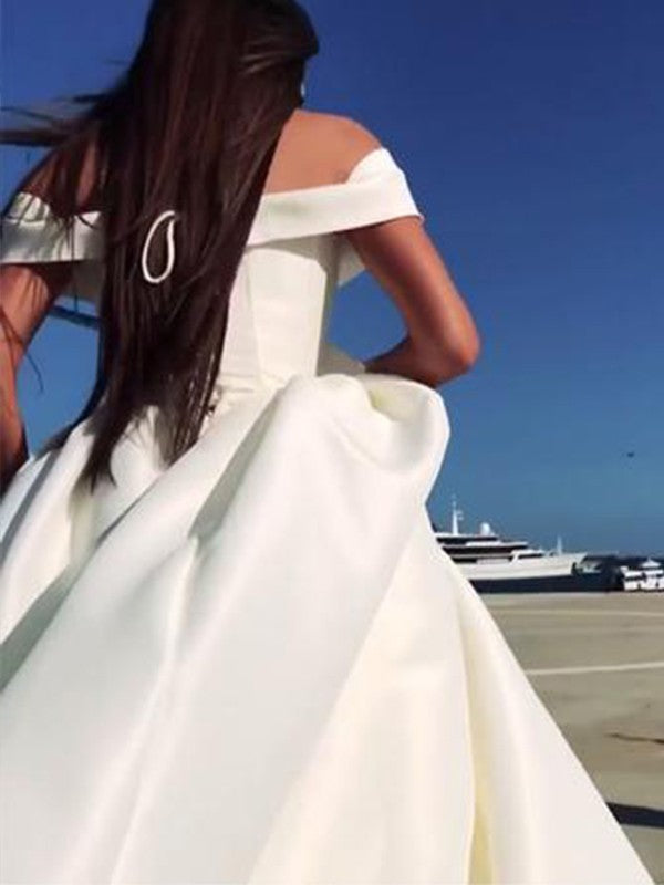 Vestidos de novia de satén con cola de corte y hombros descubiertos