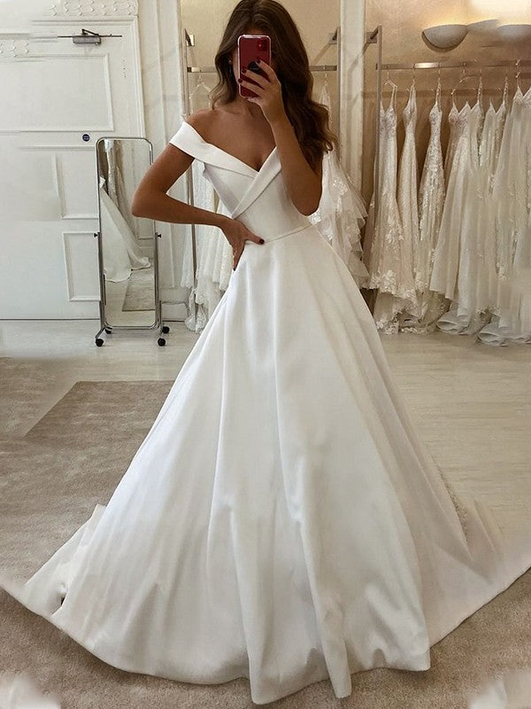 Vestidos de novia de satén con volantes, hombros descubiertos, sin mangas y cola larga, corte princesa/acampanado