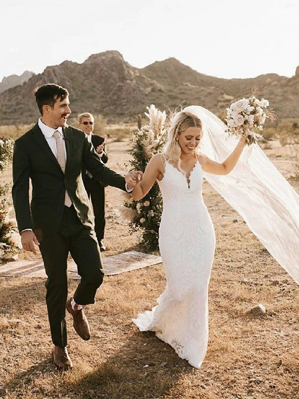 Vestidos de novia con escote tubo/columna, apliques de encaje, tirantes finos, sin mangas y cola larga