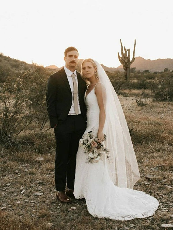Vestidos de novia con escote tubo/columna, apliques de encaje, tirantes finos, sin mangas y cola larga