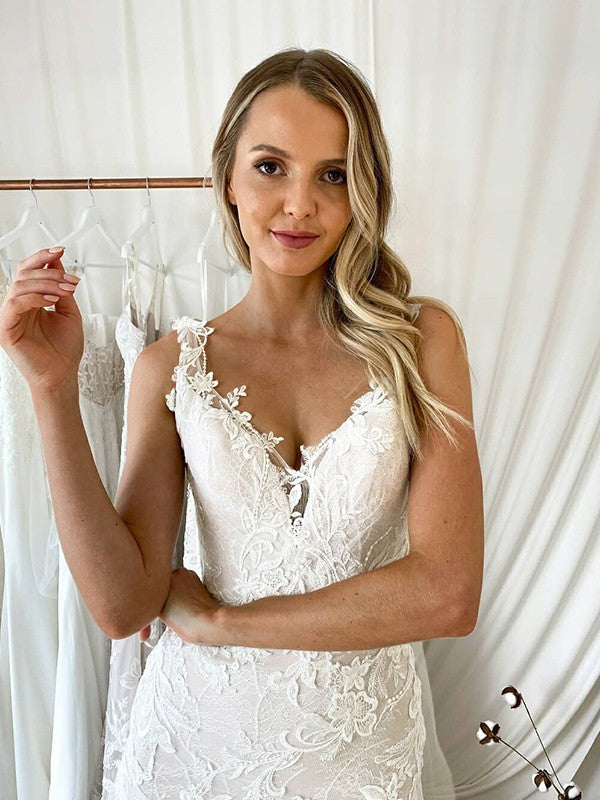 Vestidos de novia con apliques de tul, corte trompeta/sirena, escote en V, sin mangas y cola larga