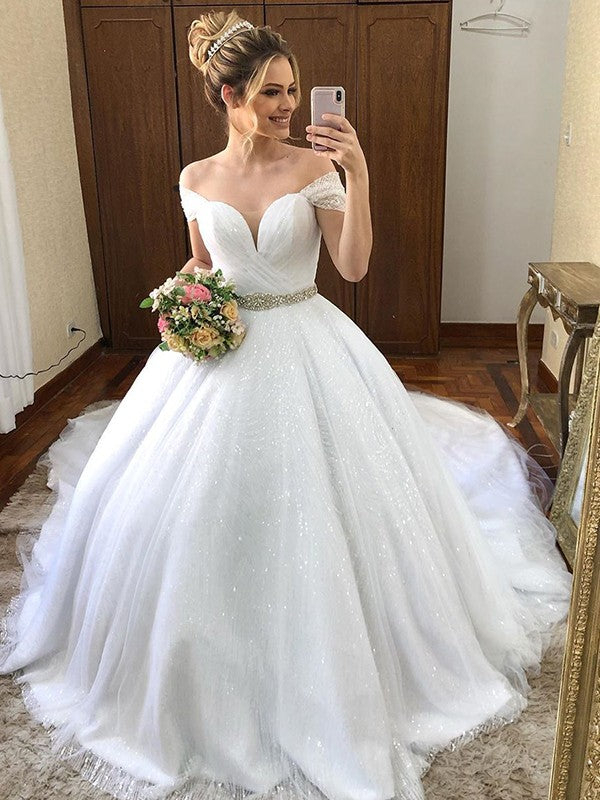 Vestido de novia sin mangas con cola de tul y hombros descubiertos con faja/cinturón/cinturón
