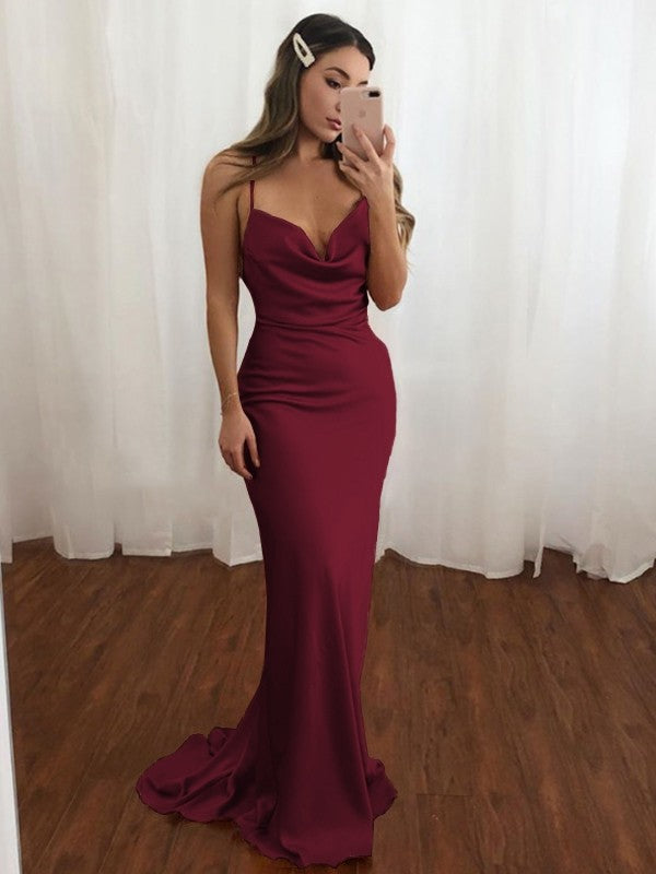 Vestidos de satén tejido con cola larga, tirantes finos, fruncidos, sin mangas y con corte columna