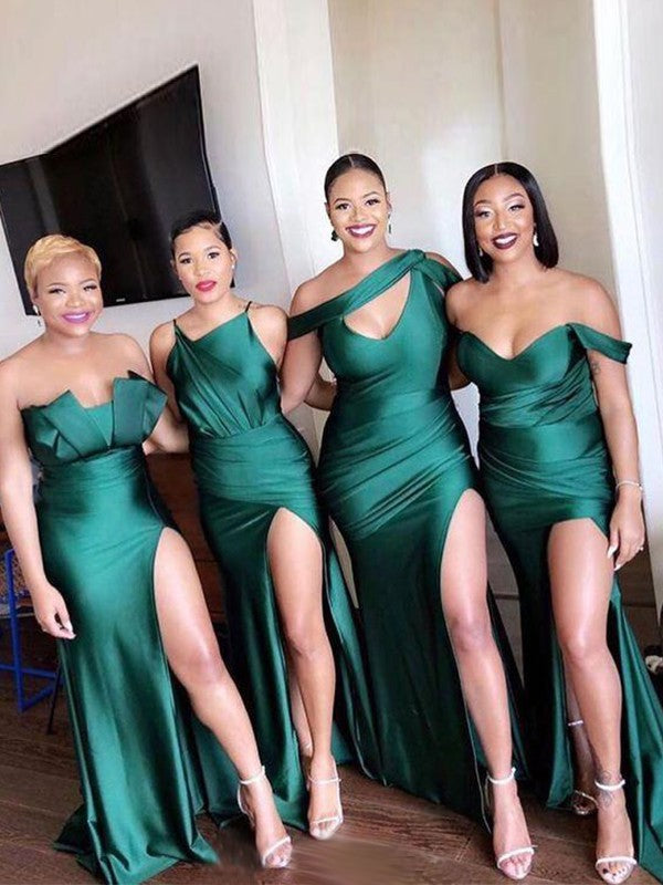 Vestidos de dama de honor con corte tubo, hombros descubiertos, fruncidos, sin mangas y cola larga