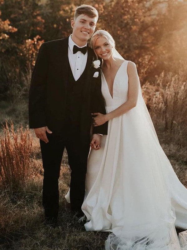 Vestidos de novia de satén con volantes, escote en V, sin mangas y cola larga.