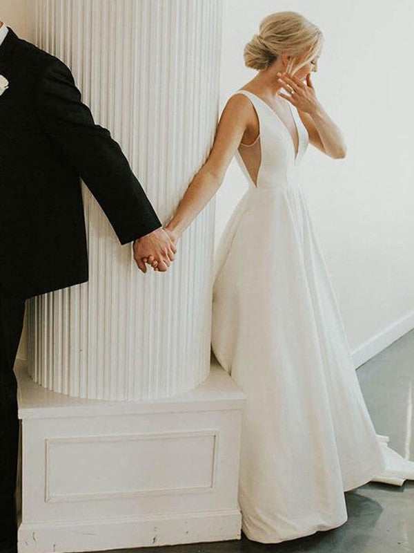 Vestidos de novia de satén con volantes, escote en V, sin mangas y cola larga.