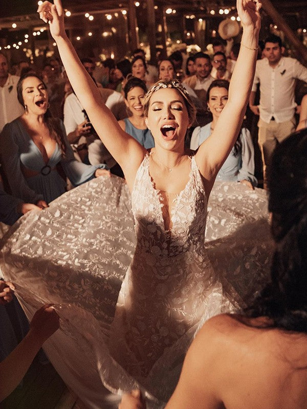 Etui-Linie Spitze Applikationen V-Ausschnitt Ärmellos Sweep/Pinsel zug Brautkleider