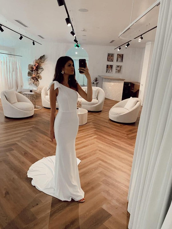 Vestido de novia de corte tubo/columna, de crepé elástico, con lazo, un hombro, sin mangas y cola de corte
