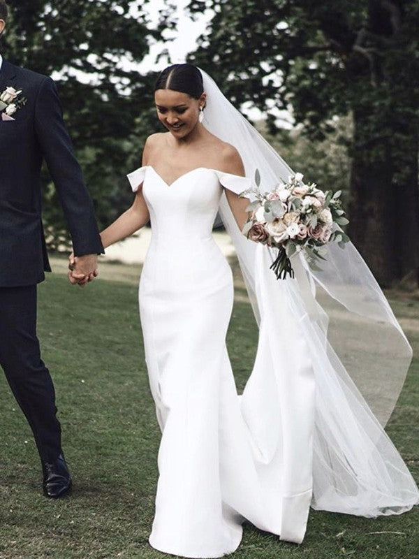 Etui-Linie Satin Rüschen Schulterfrei Ärmellos Sweep/Pinsel zug Brautkleider