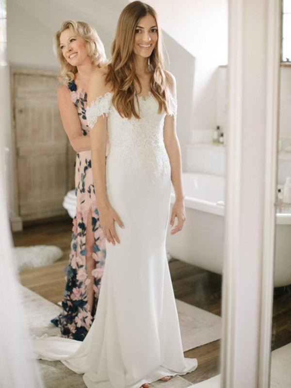 Vestidos de novia con corte tubo/columna, apliques de satén, hombros descubiertos, sin mangas y cola larga