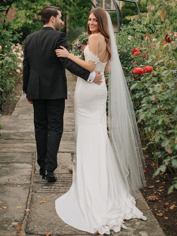Vestidos de novia con corte tubo/columna, apliques de satén, hombros descubiertos, sin mangas y cola larga