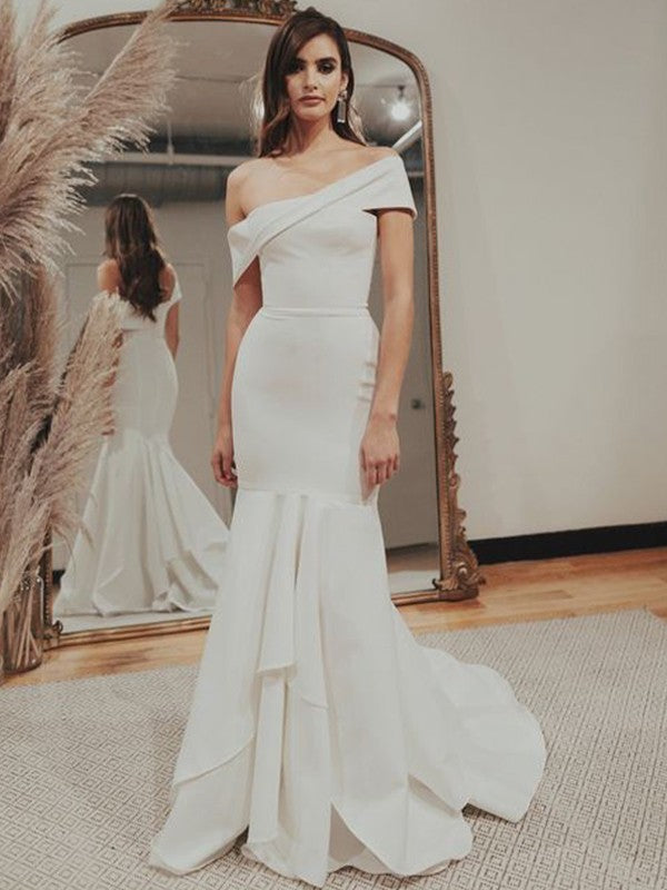 Vestidos de novia de corte tubo/columna, crepé elástico, volantes, hombros descubiertos, sin mangas, con cola larga