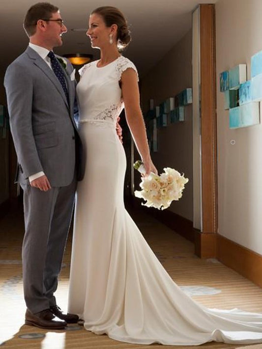 Vestidos de novia con corte tubo/columna, encaje de crepé elástico, escote redondo, mangas cortas y cola larga