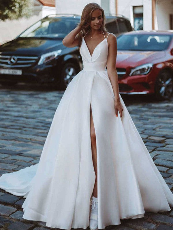 Vestidos de novia de satén con volantes, escote en V, sin mangas y cola larga.