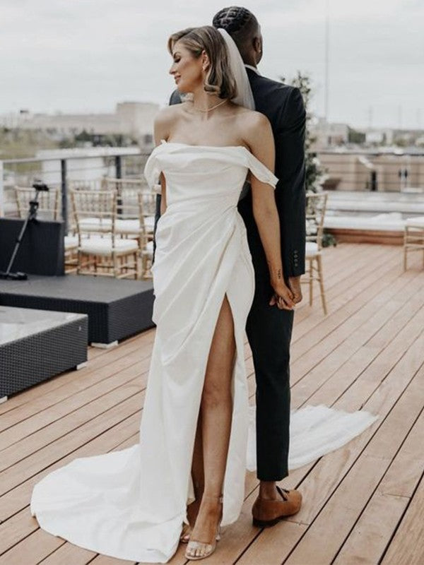 Vestidos de novia de satén con escote tubo, fruncido, hombros descubiertos, sin mangas y cola larga