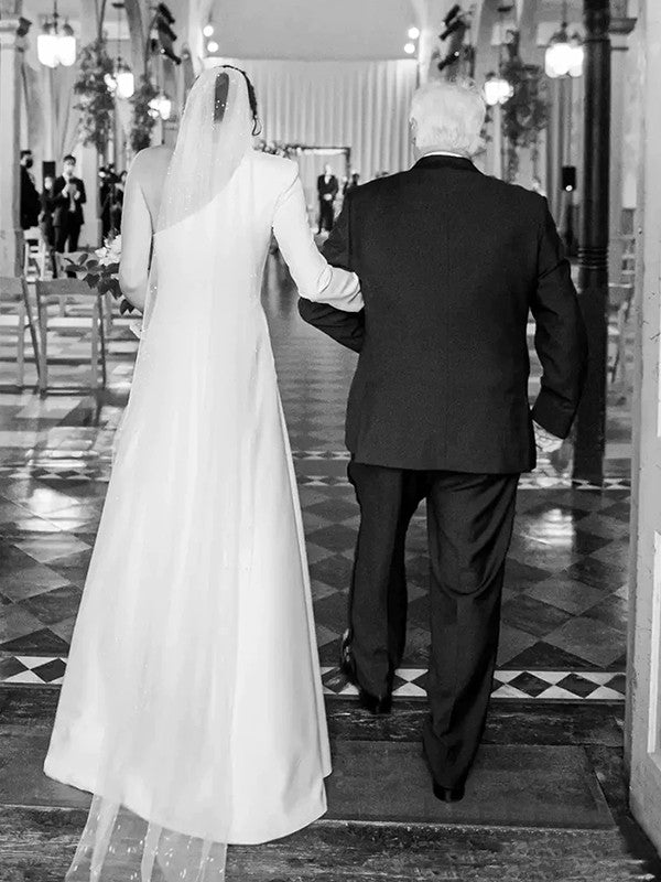 Vestido de novia de corte A/princesa, de crepé elástico, con volantes, un hombro, mangas largas y cola larga