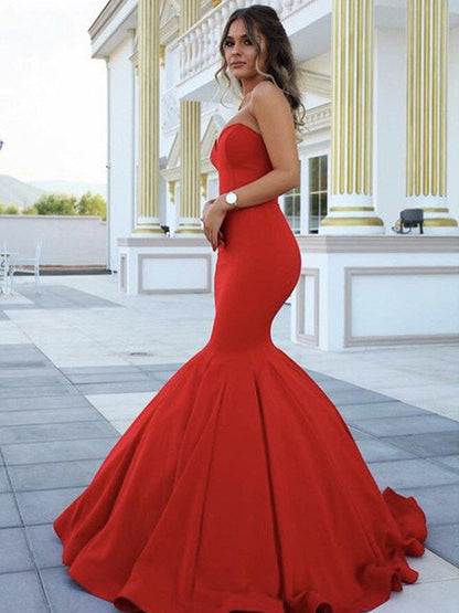 Vestidos de satén con escote corazón, sin mangas, corte trompeta/sirena y cola larga