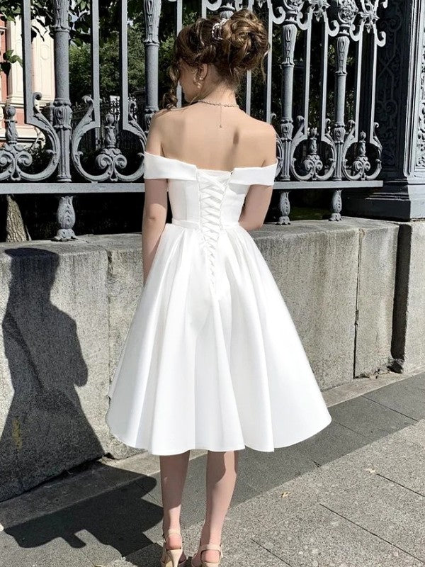Vestidos de novia de corte A/princesa, de satén, fruncidos, hombros descubiertos, sin mangas y hasta la rodilla