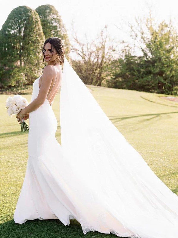 Vestidos de novia de corte tubo/columna en crepé elástico, escote en V, sin mangas y con cola de corte