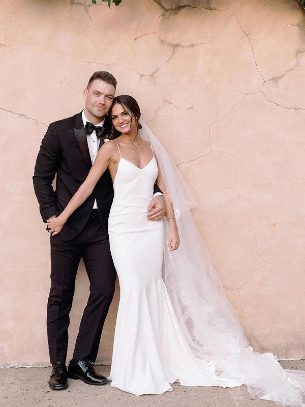 Vestidos de novia de corte tubo/columna en crepé elástico, escote en V, sin mangas y con cola de corte