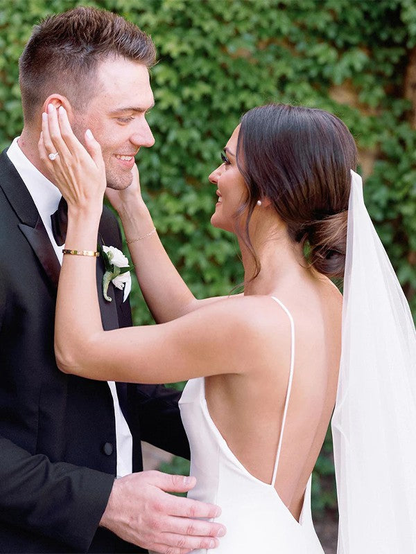 Vestidos de novia de corte tubo/columna en crepé elástico, escote en V, sin mangas y con cola de corte