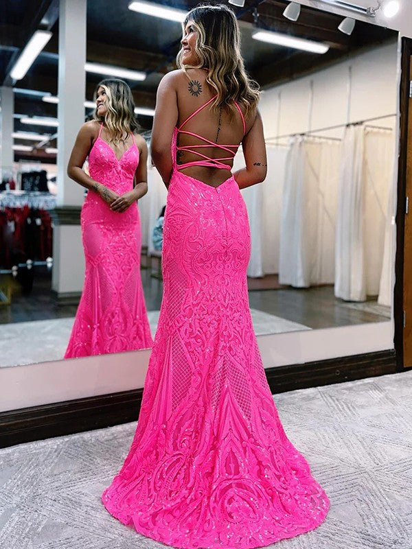 Vestidos de corte tubo/columna con escote en V, sin mangas y cola larga