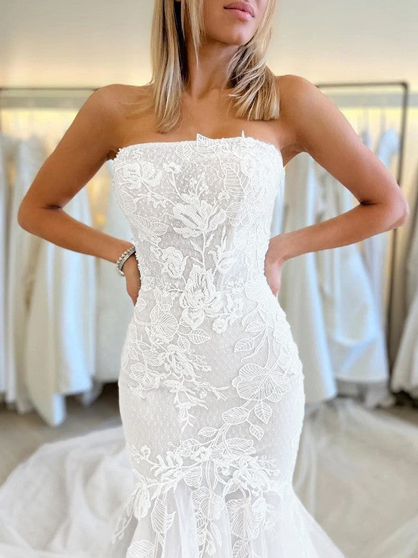 Vestidos de novia con apliques de tul, corte trompeta/sirena, sin tirantes, sin mangas y cola catedral