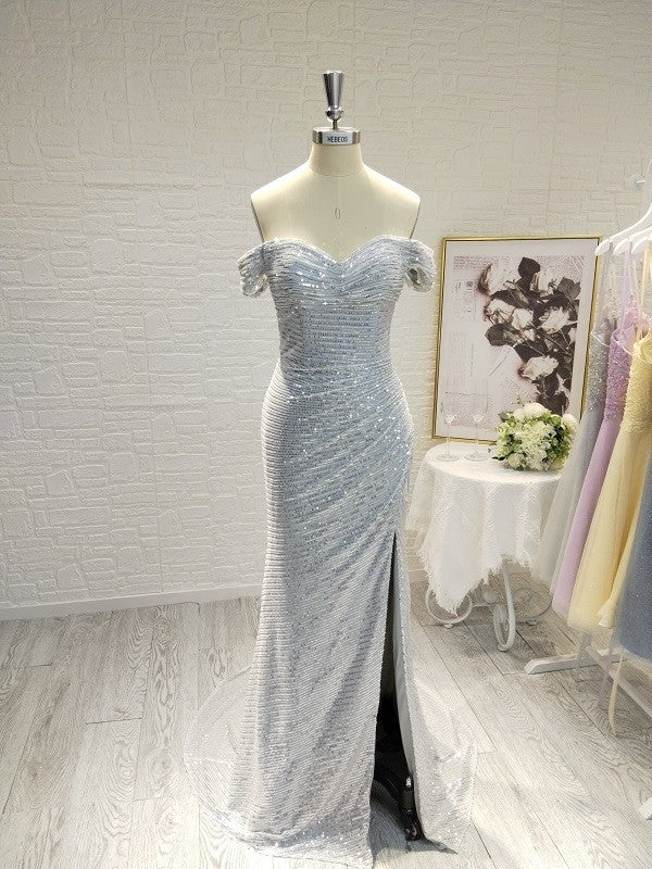 Vestidos de corte tubo/columna con fruncido, hombros descubiertos, sin mangas y con cola larga